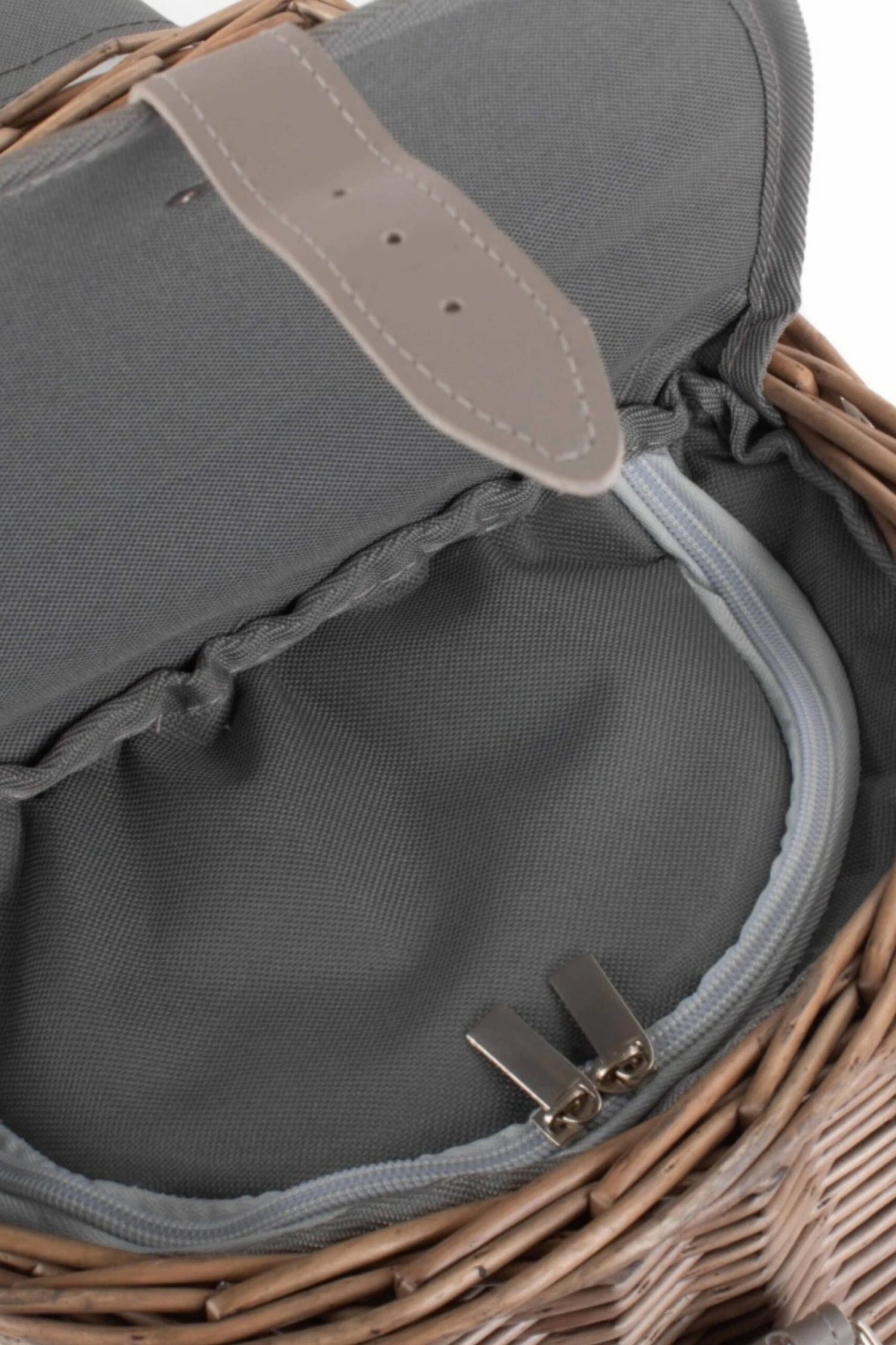 M109F4 Wicker 2 Bottle Beach Picnic Basket M109F4 Wicker 2 Bottle Beach Picnic Basket -MOUTAIN WAREHOUSE m109f4 001 wicker2bottlebeachpicnicbasket20230603103608 3 scaled