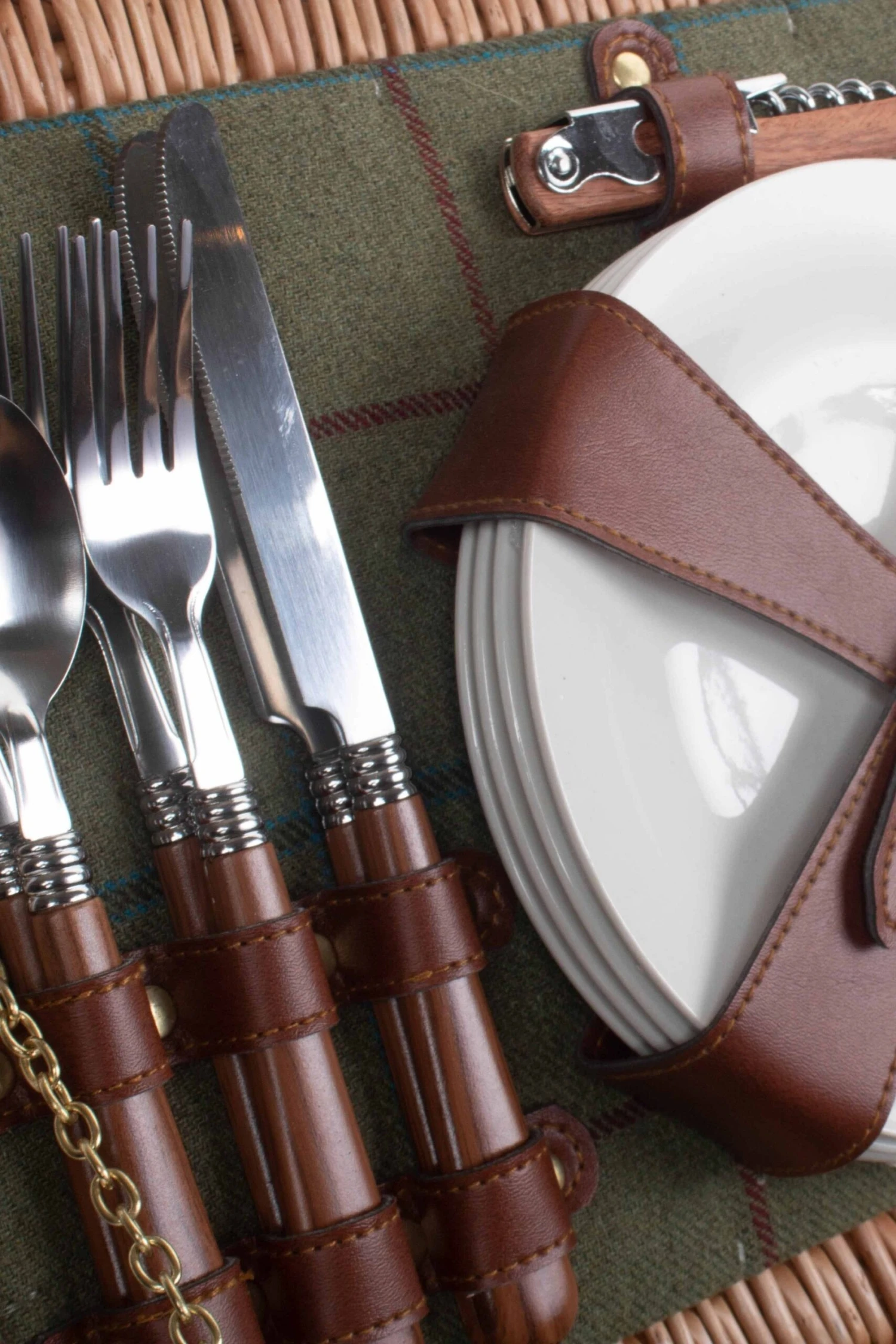 M81F33 4 Person Fitted Picnic Basket With Drawers M81F33 4 Person Fitted Picnic Basket With Drawers -MOUTAIN WAREHOUSE m81f33 001 4personfittedpicnicbasketwithdrawers20230629035127 4 scaled