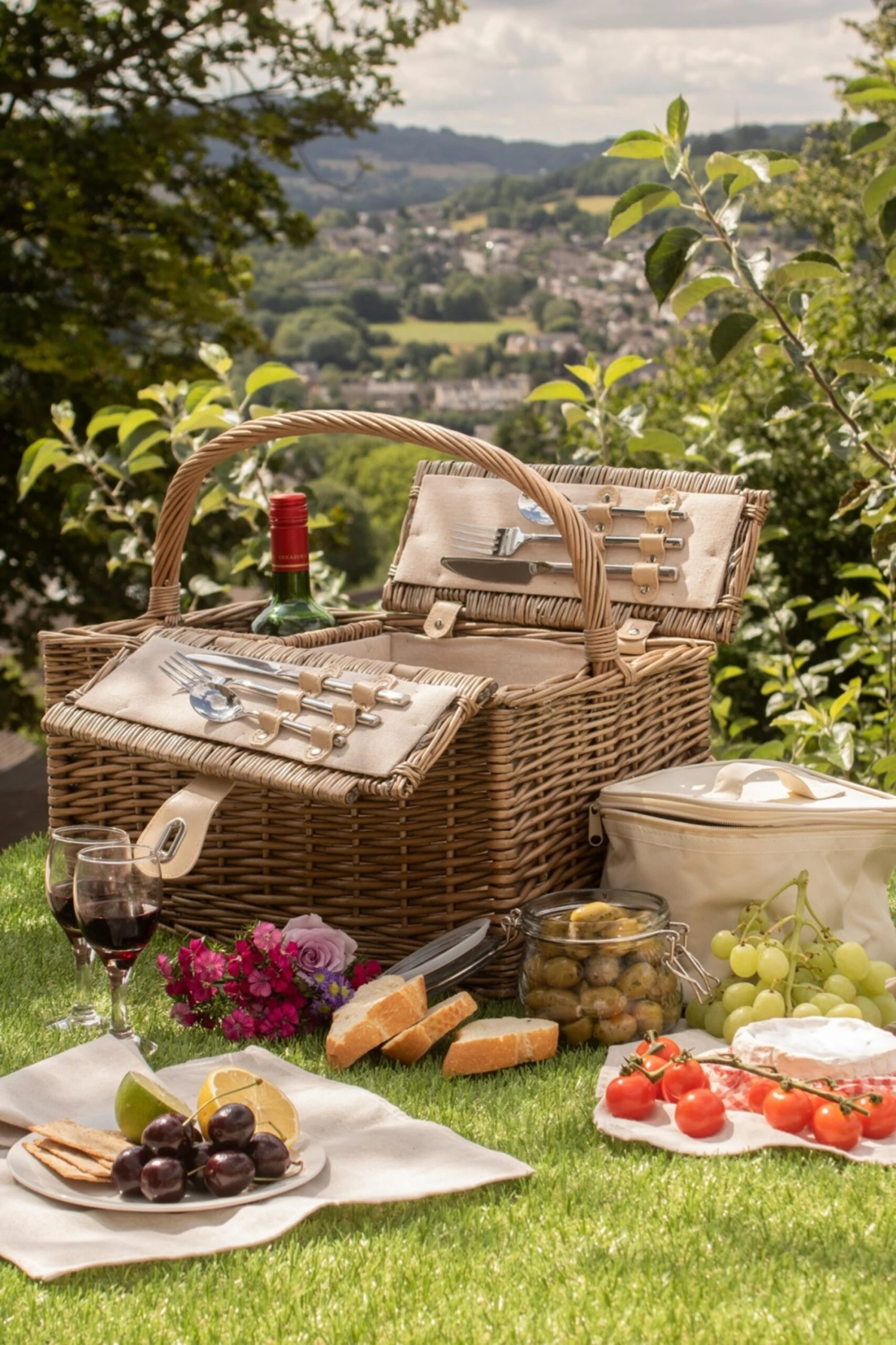 MC4A11 Wicker Double Lidded 4 Person Picnic Basket MC4A11 Wicker Double Lidded 4 Person Picnic Basket -MOUTAIN WAREHOUSE mc4a11 001 wickerdoublelidded4personpicnicbasket20230607043642 2 scaled