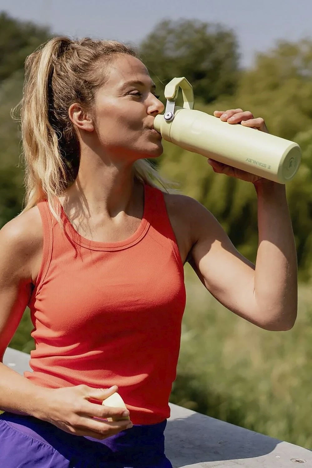 ME8379 Aerolight Iceflow Bottle with a Grip Stanley ME8379 Aerolight Iceflow Bottle With A Grip -MOUTAIN WAREHOUSE me8379 004 aerolighticeflowwaterbottlefastflow06l20240502125118 3